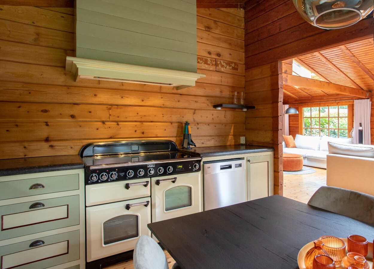 Uniek karakteristiek chalet in Bosrijke omgeving. 