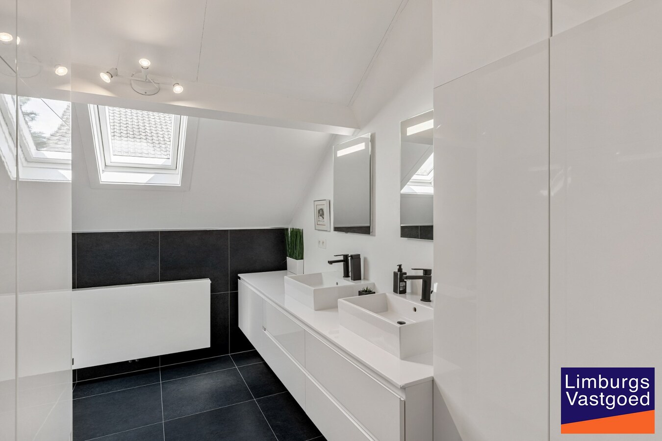 Moderne architectenwoning met mooie tuin en zwembad, 5 slaapkamers in Hasselt, OB op 8a12ca in doodlopende straat 