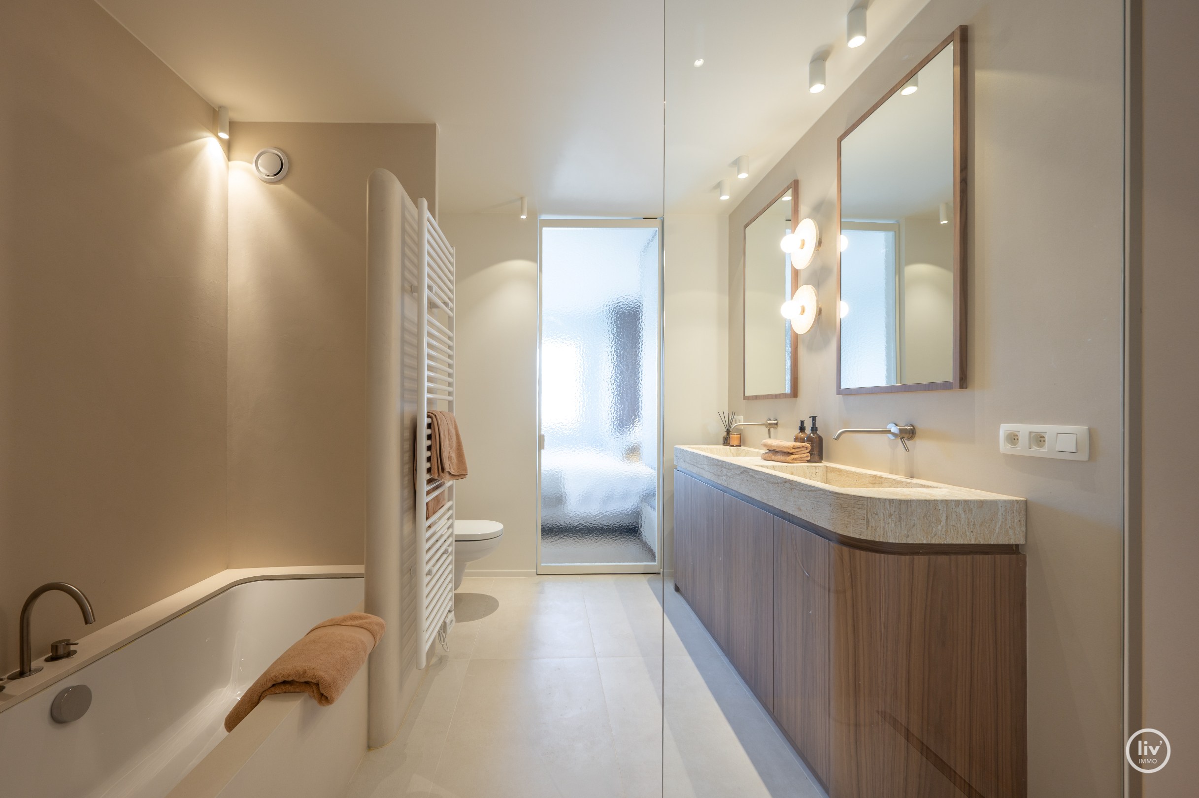 Zeer luxueus gerenoveerd 4 slaapkamer hoekappartement ideaal gelegen te Duinbergen genietend van zeezicht. 