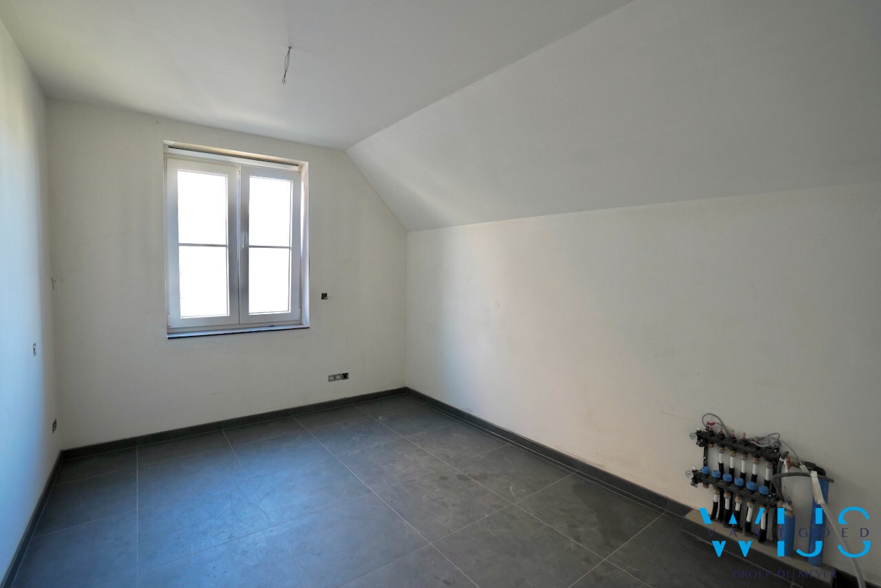 Nieuwbouw met 5 slaapkamers te Oosteeklo ! 