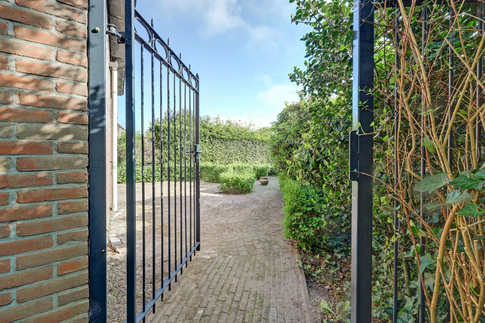 Ruime 5-kamer hoekwoning met aangebouwde garage op een kavel van maar liefst 297 m2 eigen grond! 