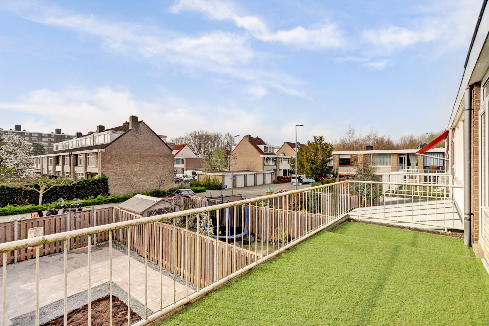 In het geliefde "Lage Land' is gelegen deze uitgebouwde 5-kamer tussenwoning met zonnige en diepe tuin en geheel gelegen op eigen grond. 