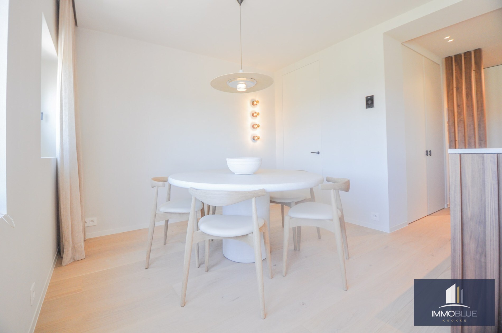 Volledig gerenoveerd hoek-appartement met een prachtig zicht op het Zegemeer. 