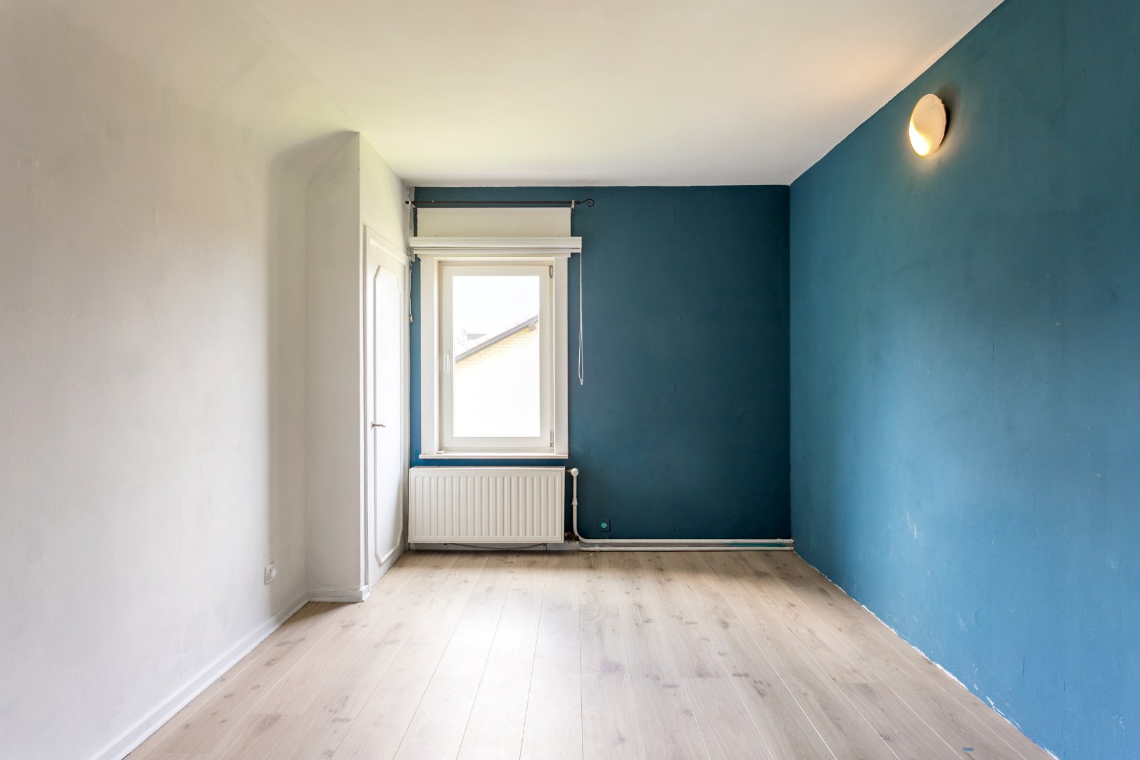 Ruime 4-gevelwoning met 4 slaapkamers, bureau, garage en tuin op 626 m² met bouwpotentieel in Halle 