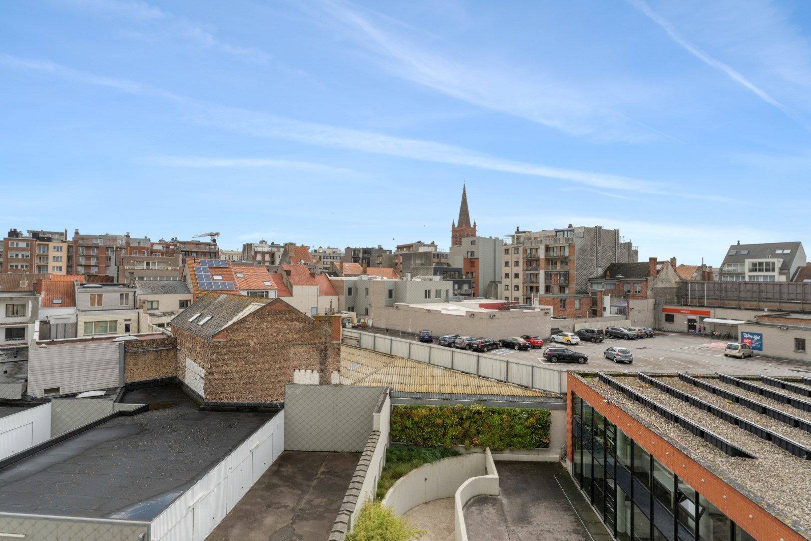 GERENOVEERD 2 SLP. APP. GELEGEN NABIJ PETIT PARIS EN LEOPOLD I PLEIN 