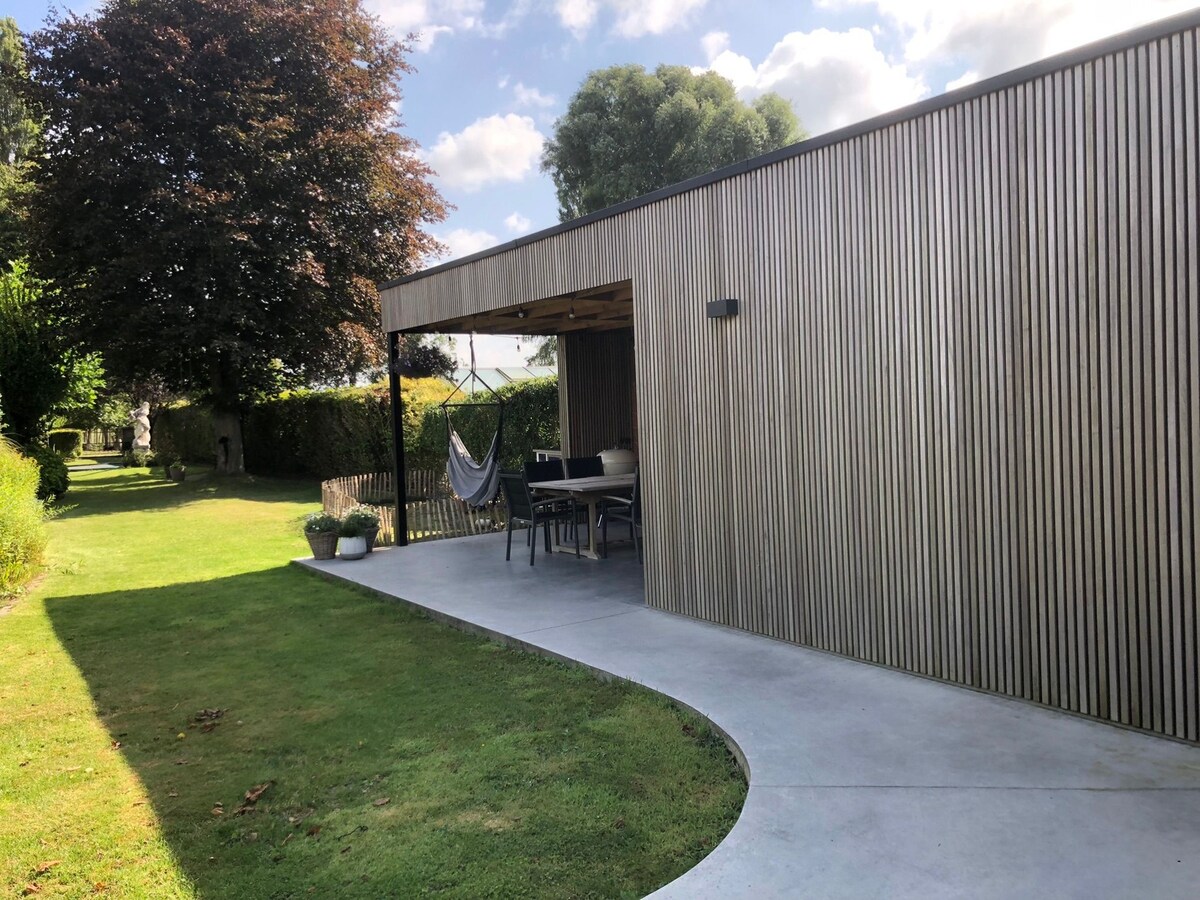 Alleenstaande woning met 5 slaapkamers en diepe tuin te Zarren 