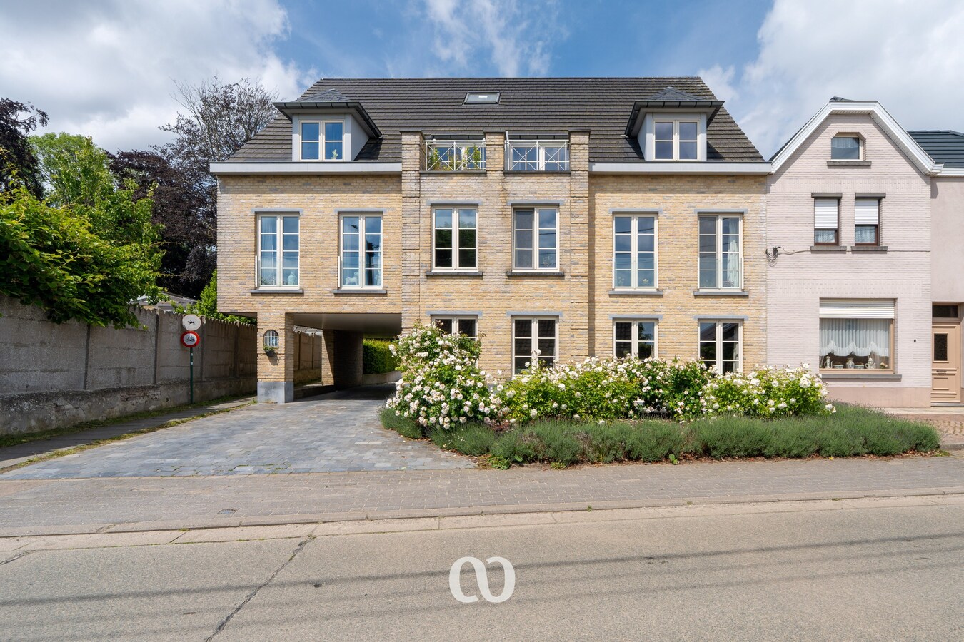 Gelijkvloers appartement met 3 slaapkamers, garage en tuin in Huise 