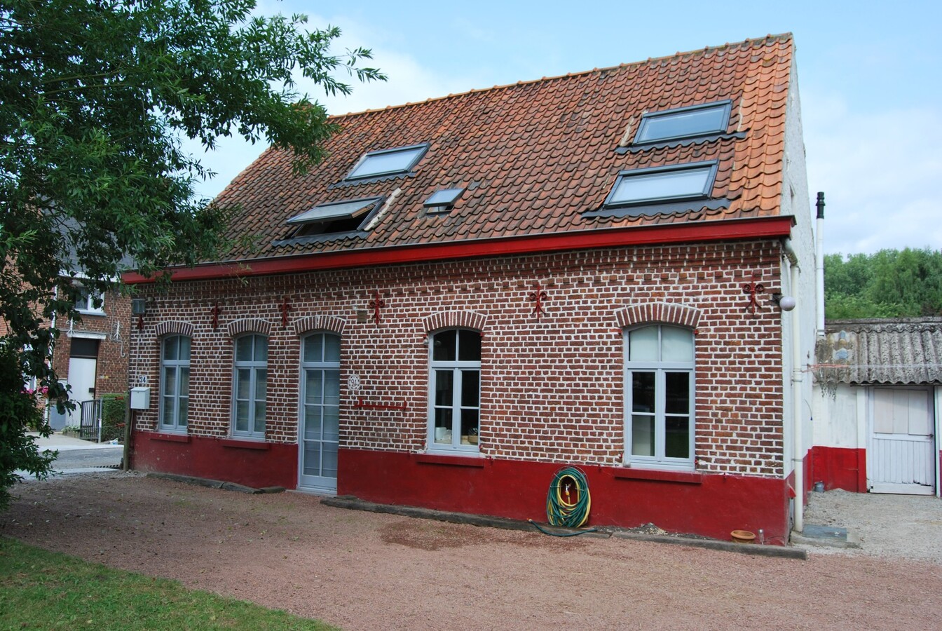 Gerenoveerde woning met stalgebouw op 2.340m² 