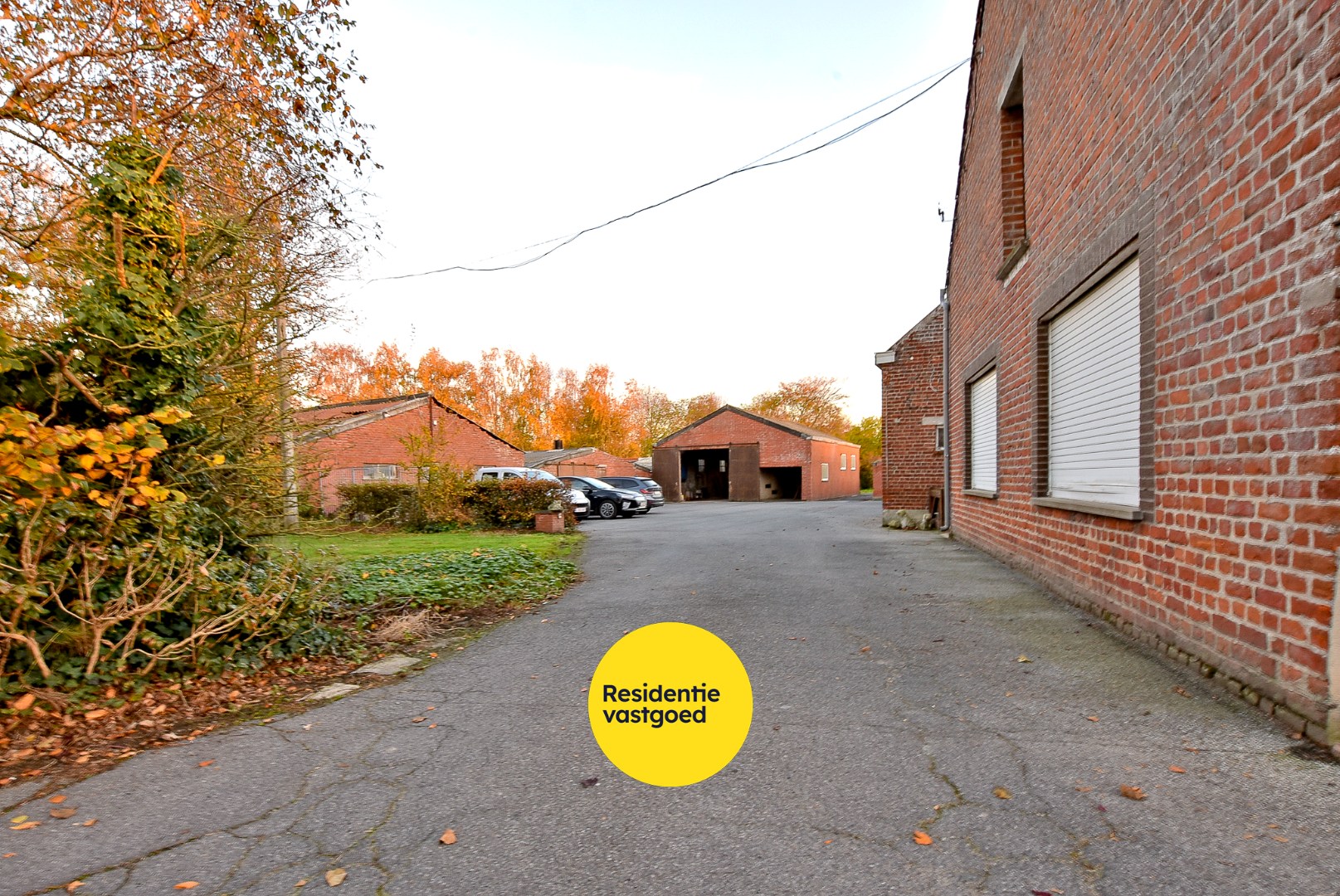 Te renoveren boerderij op een perceel van 7.066m² met loods en diverse bijgebouwen 