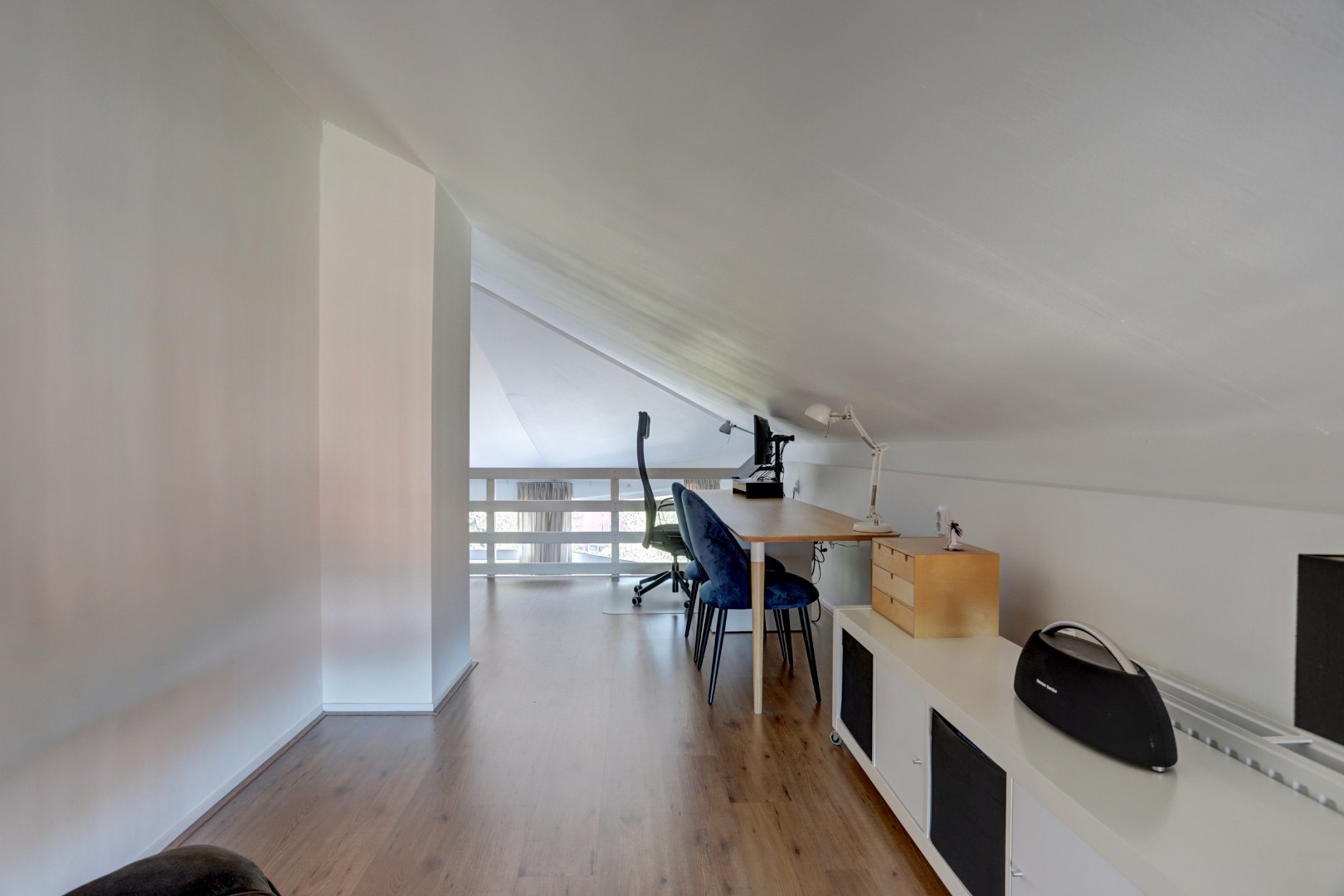 Instapklaar 3-kamer appartement op de 4e en 5e verdieping met ruim zonnig terras, eigen parkeerplaats in de parkeergarage, berging in de onderbouw en gelegen op eigen grond. 