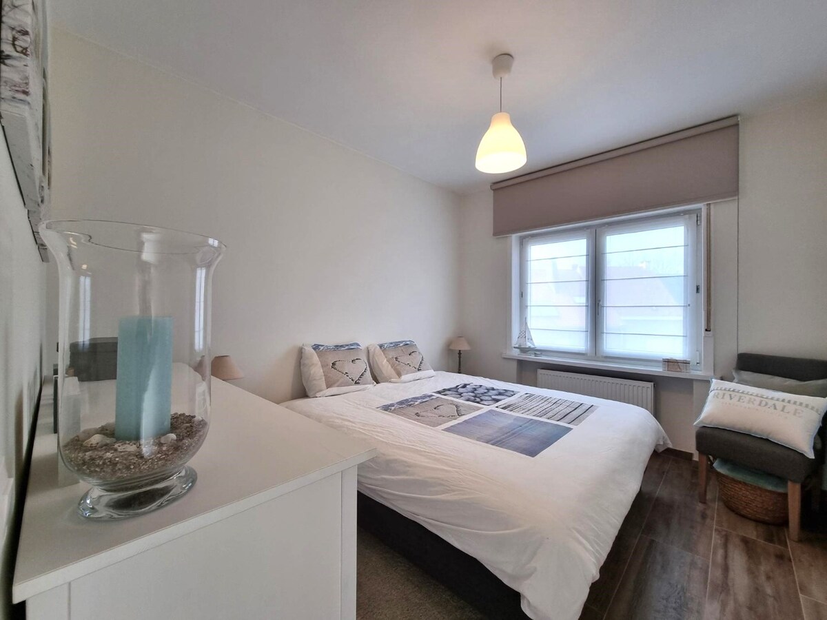 Knap gerenoveerd, zeer lichtrijk hoekappartement te Heist 