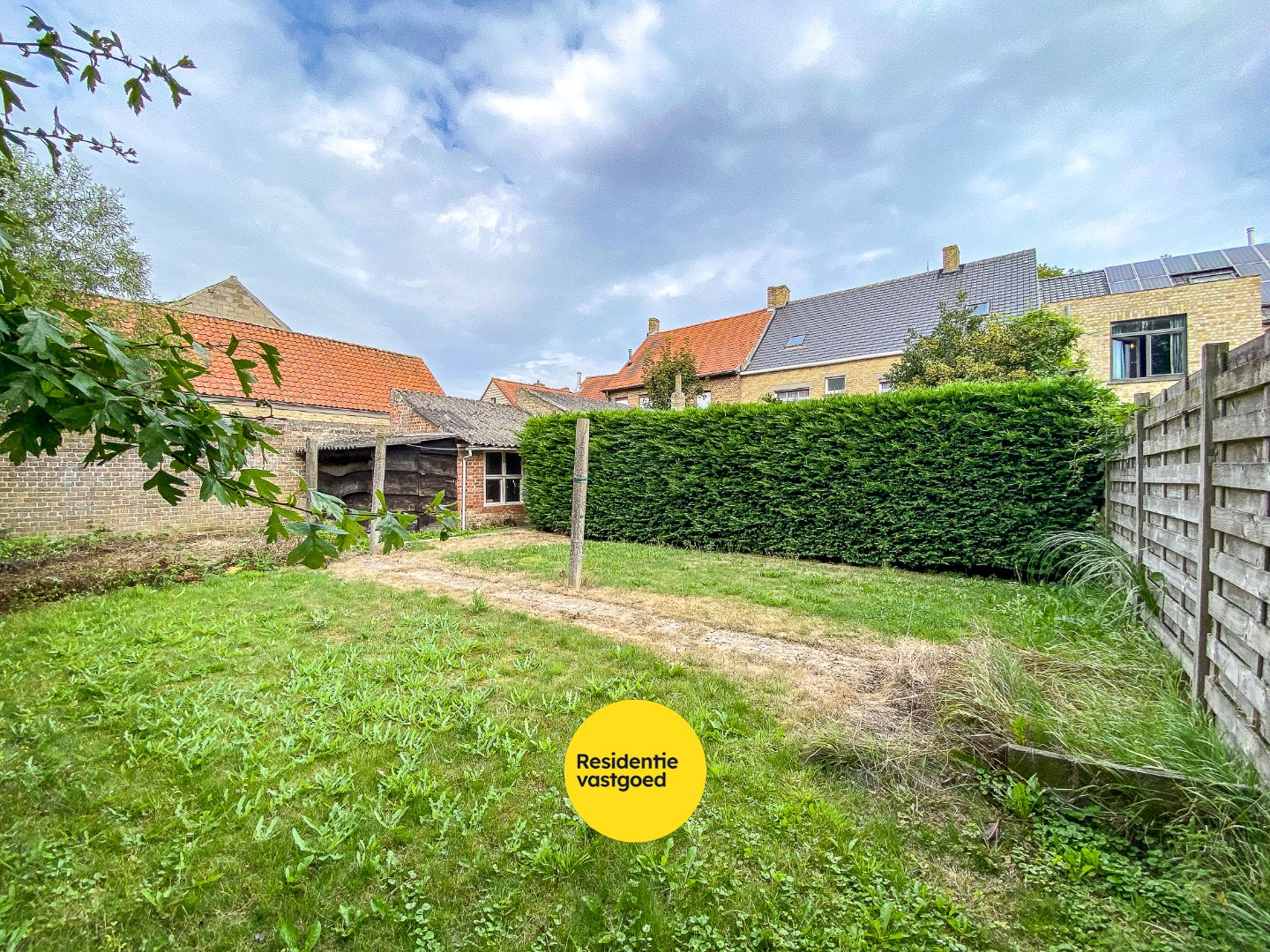 Zeer ruime te renoveren woning met statige gevel op 445 m² met zuid-west georiënteerde tuin. 