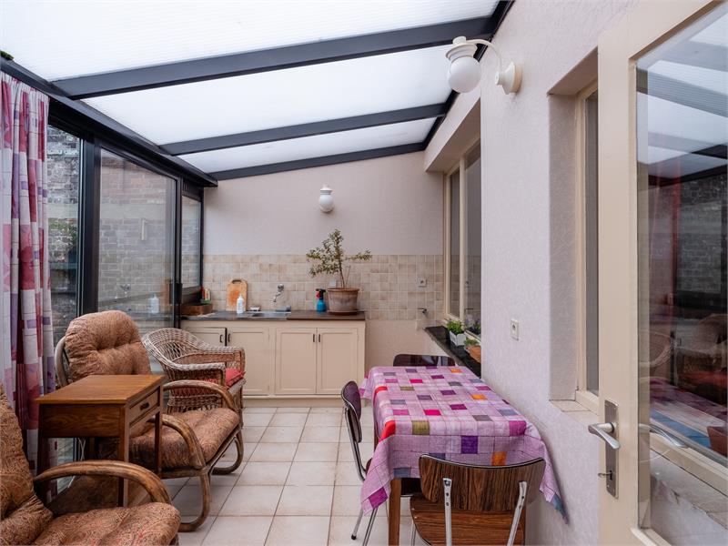 Ruime hoeve met grote schuur en veel potentieel. 