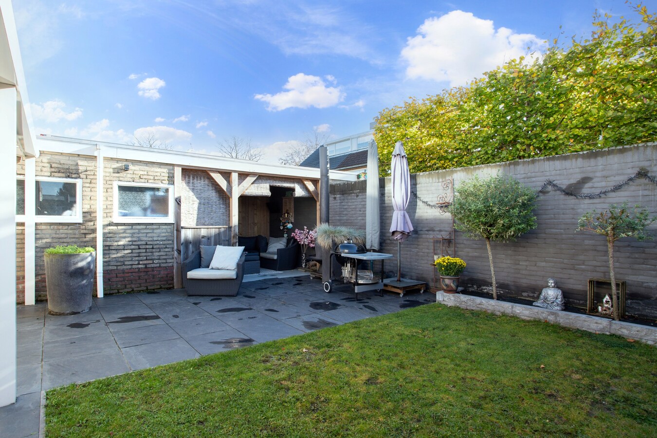 Ruime gezinswoning met royale garage en prachtige tuin 