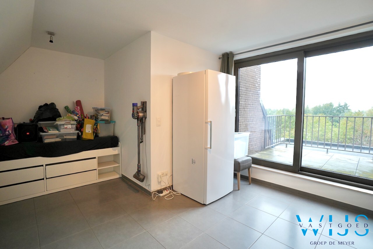 Prachtig appartement MET GARAGE in het rustige landelijke OOSTEEKLO ! 