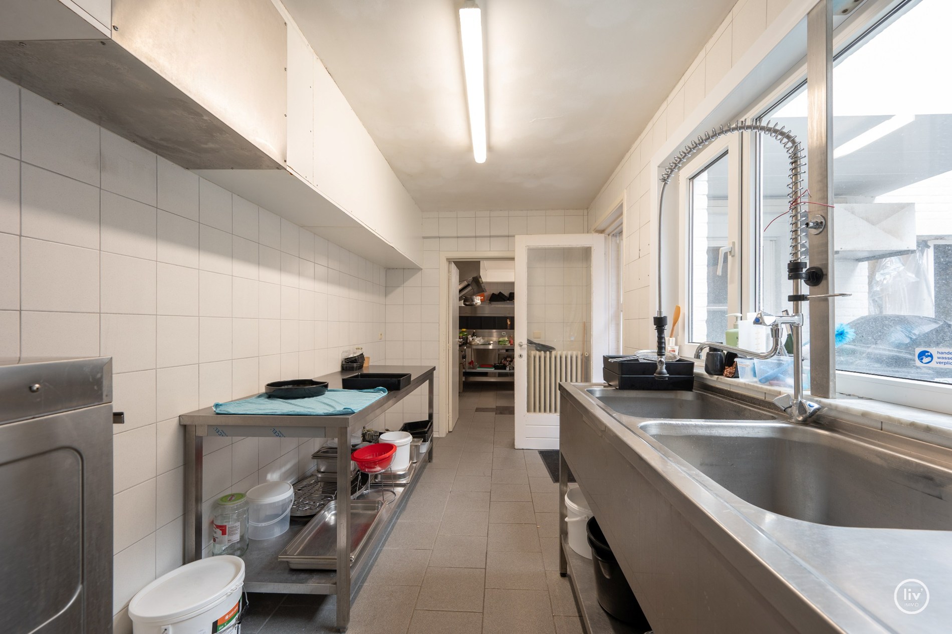 Rez-de-chaussée commercial loué, situé au centre de l'avenue Lippens, actuellement exploité comme traiteur (rendement de 5%). 