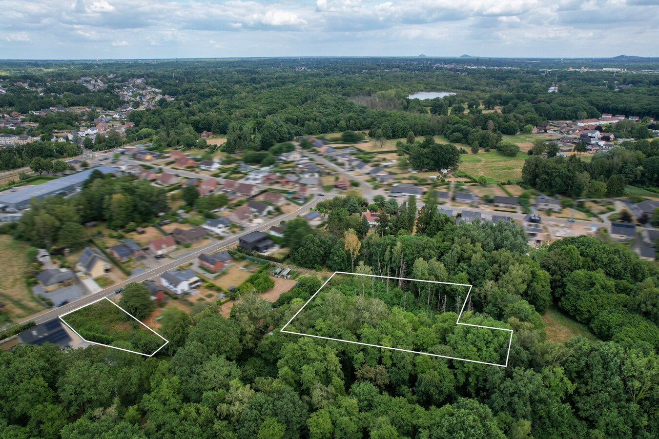 Bouwgrond van circa 8,5 are met een uitzonderlijke straatbreedte van circa 21m 
