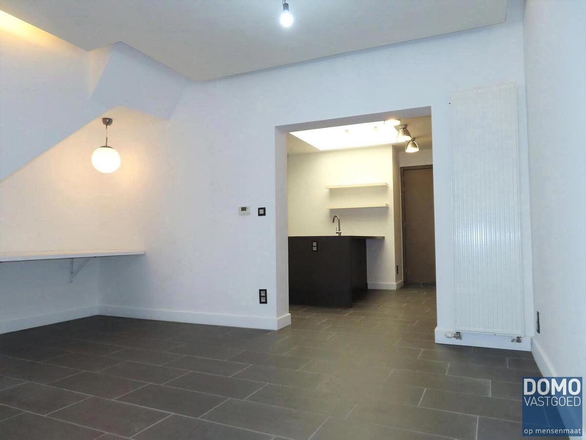 Gerenoveerde rijwoning, centraal gelegen in Hasselt. Vlakbij het centrum van Hasselt, openbaar vervoer, scholen, winkels en autosnelwegen. 