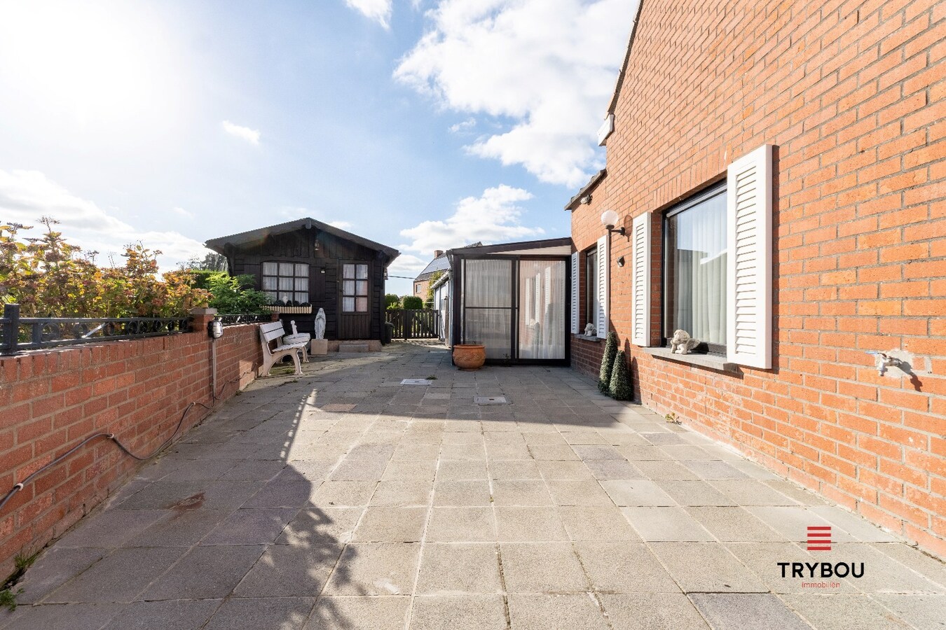 Verrassend ruime woning aan de rand van Houthulst op ruim perceel van 720m². 