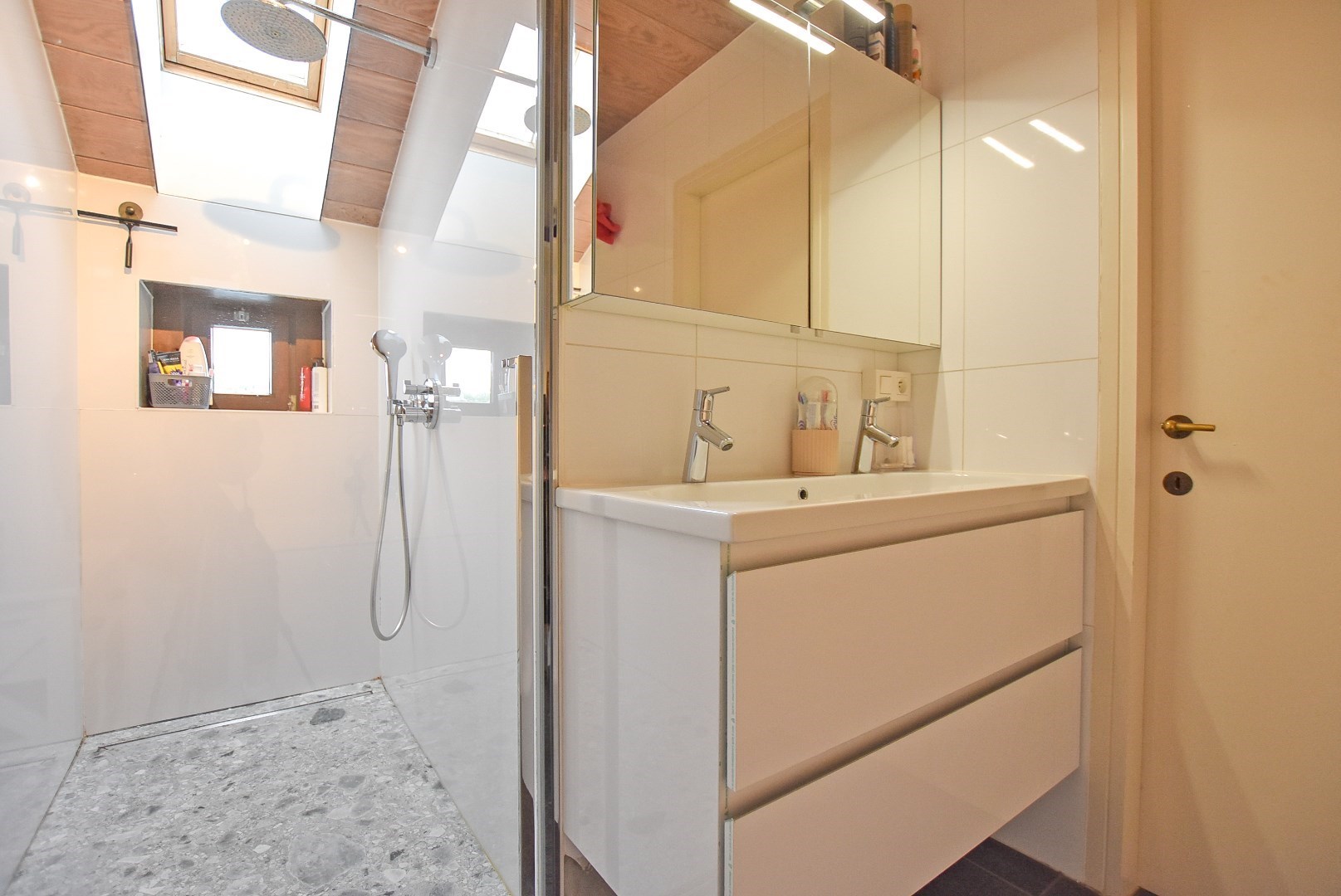 Instapklare woning met loods gelegen in een doodlopende straat 