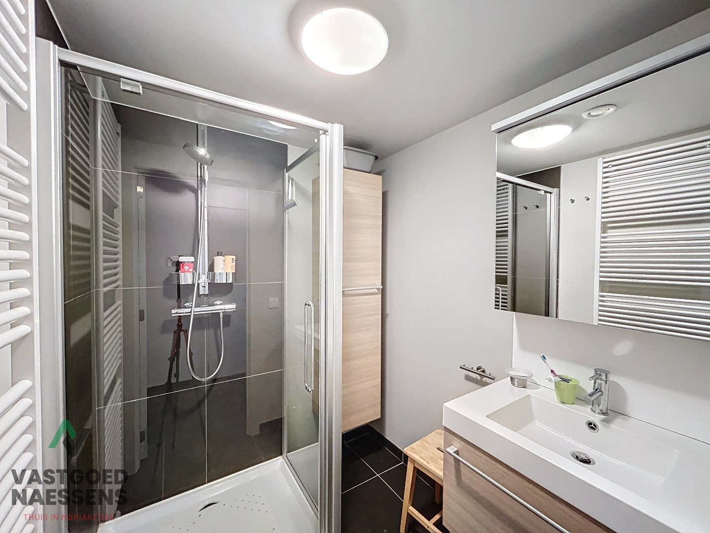 Appartement prêt à emménager avec 2 chambres et vue latérale sur la mer. 