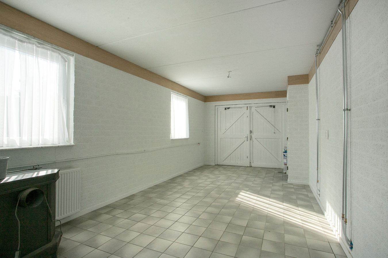 Deze vrijstaande woning met bedrijfsgebouwen staan aan de rand van Reusel tegen het bedrijventerrein. 