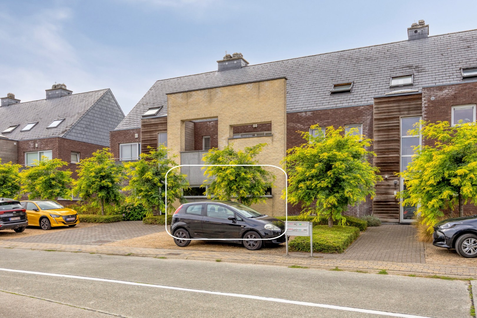 Gelijkvloers appartement met 2 slpk, 2 parkings en 2 kelderbergingen. 