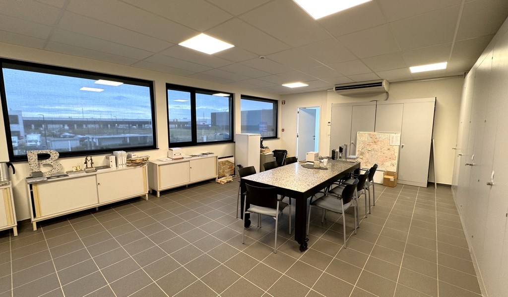 Logistieke loods met kantoor te huur in Bornem
