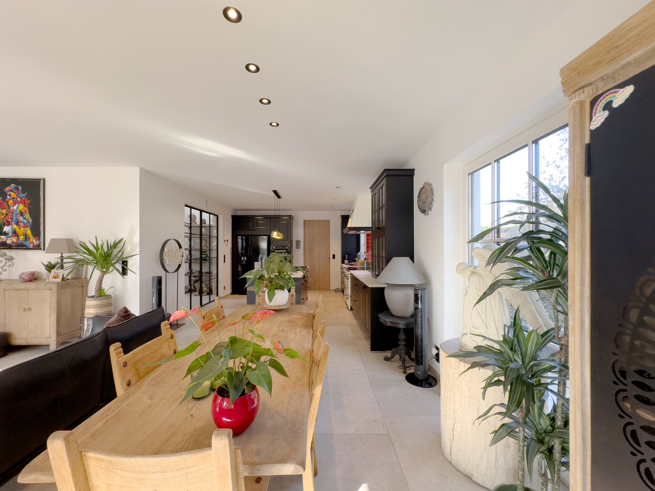 La villa récente de 2023 est située sur un terrain de 900 m², dans un havre de paix et de tranquillité. 