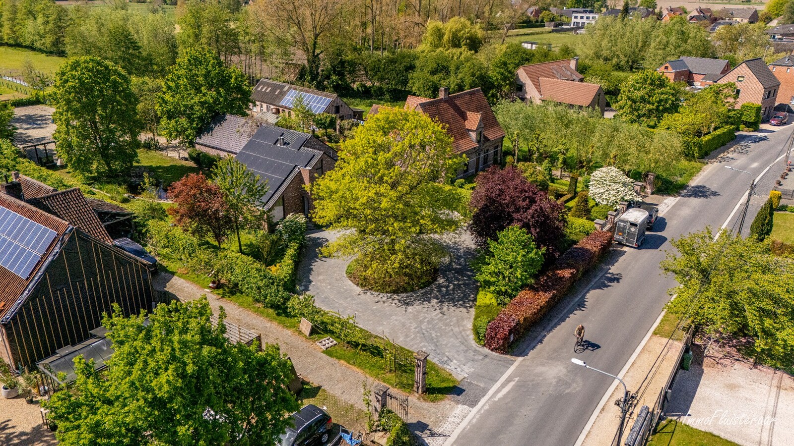 Charmante villa avec bâtiment d'écurie et prairie sur environ 6 700 m² à Hamme. 