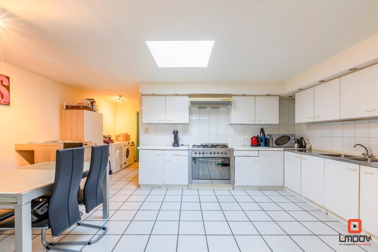 Te renoveren eengezinswoning met voldoende parkeermogelijkheden. 