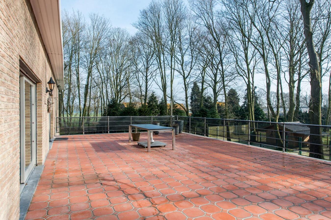 Uitstekend gelegen villa met prachtige vergezichten op 1ha28a21ca 