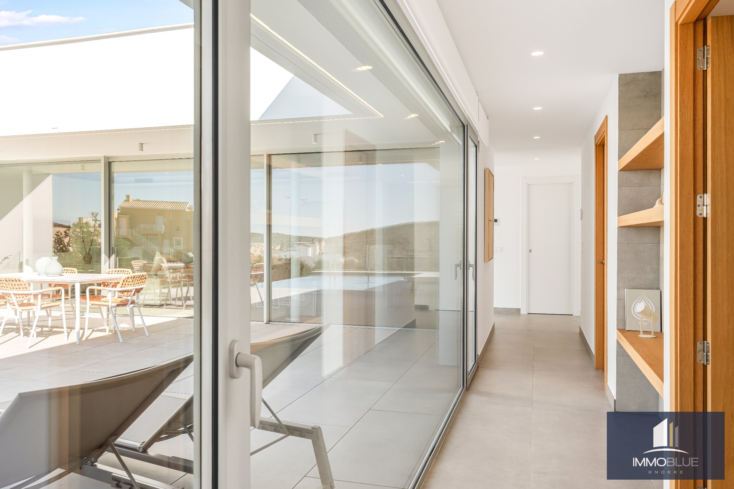 Open en praktisch wonen in mediterrane omgeving. 