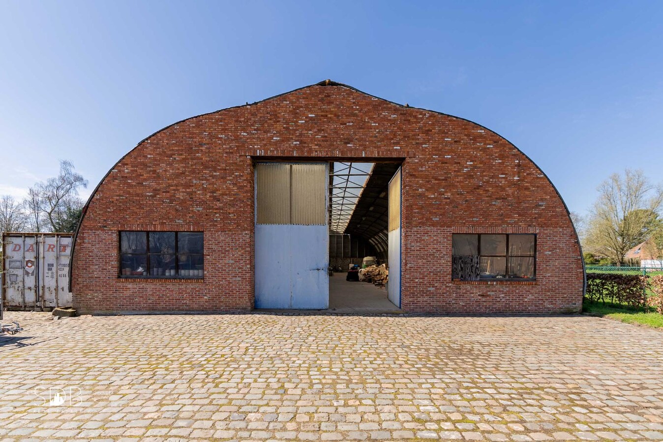 Stijlvolle villa met diverse bijgebouwen en graslanden op circa 3ha 