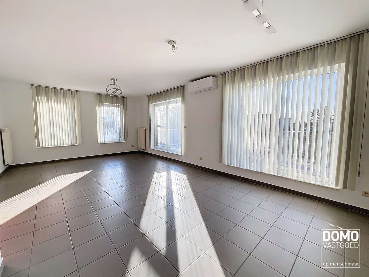 RUIM APPARTEMENT MET 3 SLAAPKAMERS EN GARAGE TE TUILT 