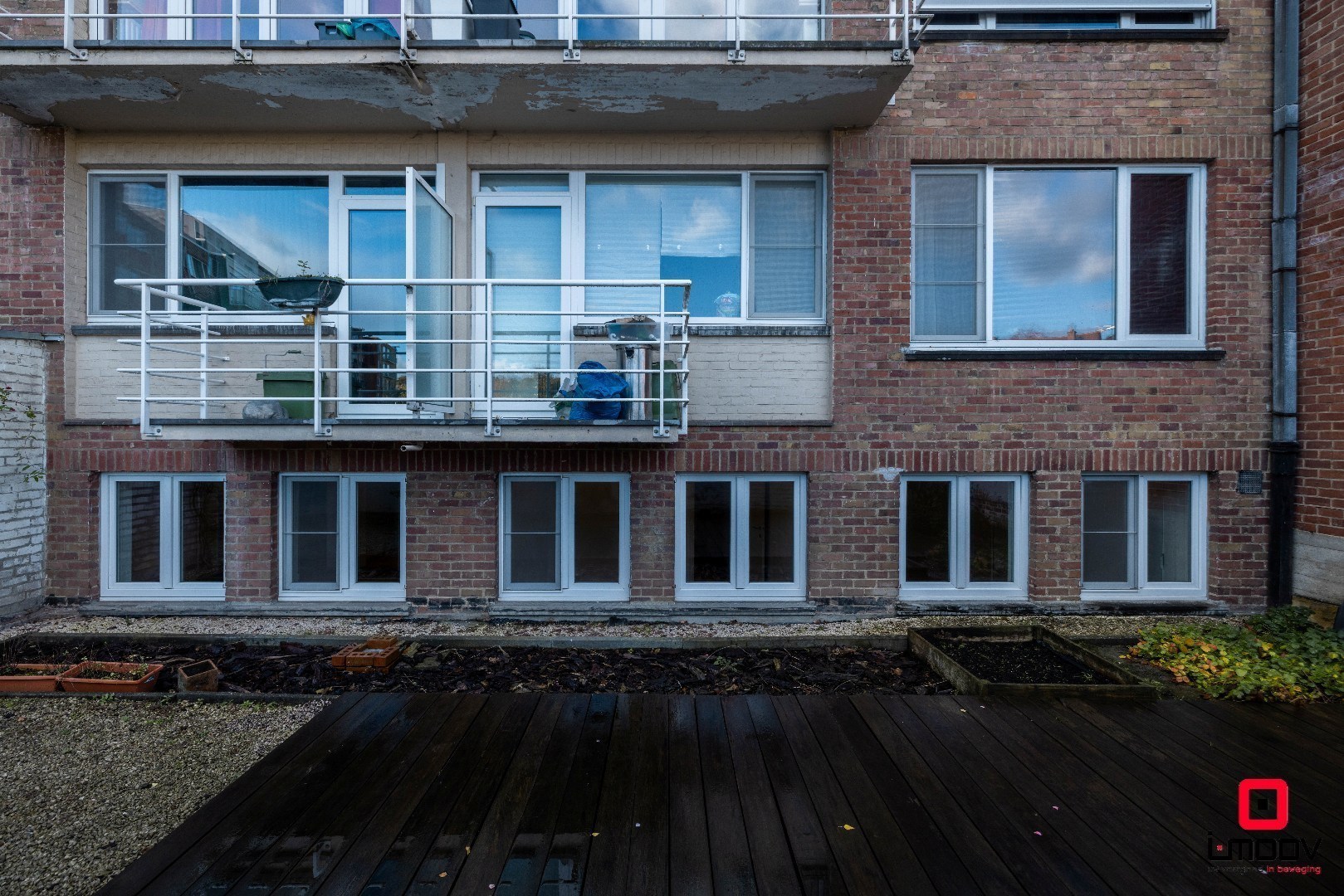 Instapklaar, lichtrijk tweeslaapkamer souterrain-appartement met groot terras &amp; garagebox in topligging – Patijntjestraat Gent 