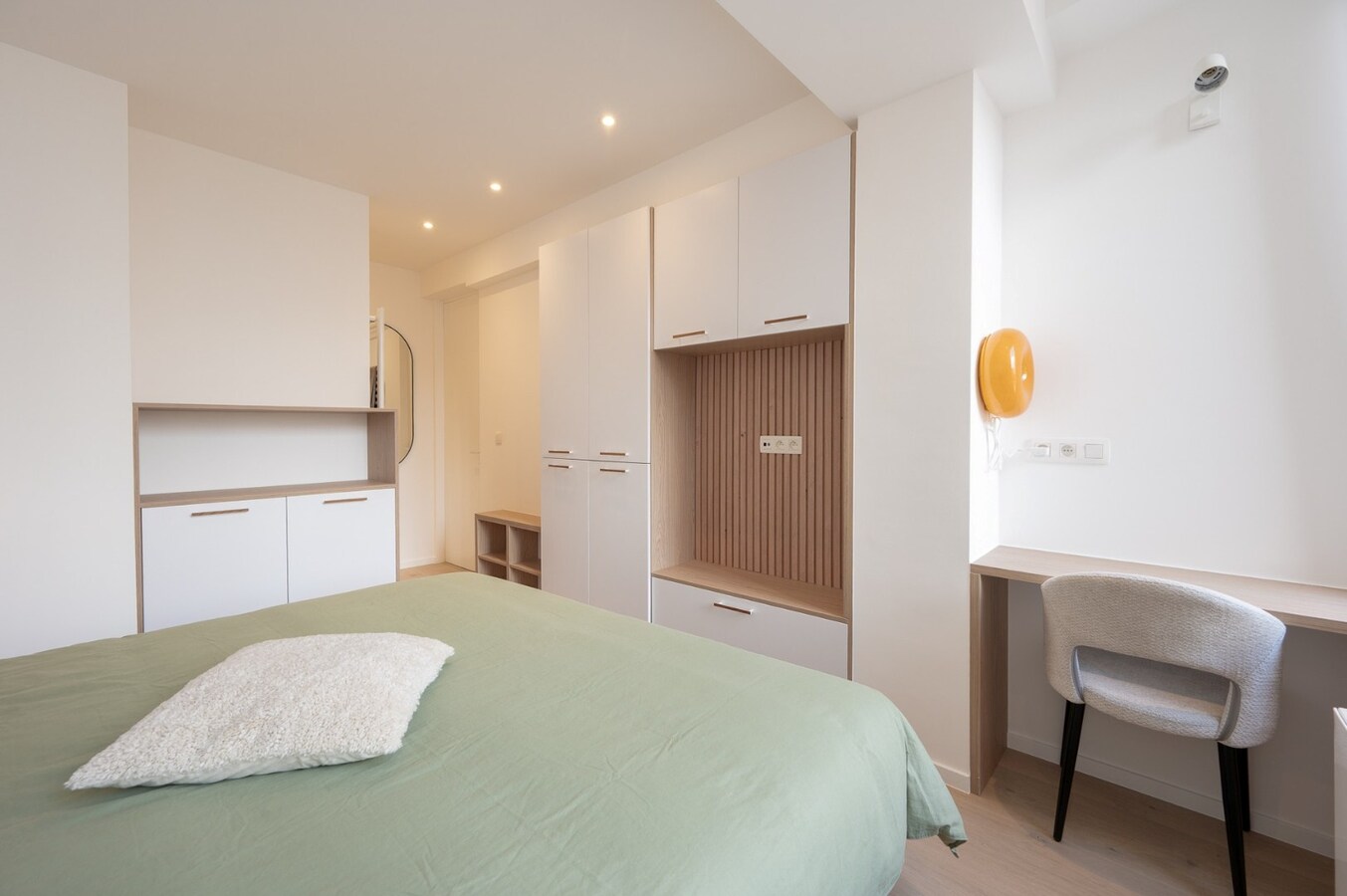 Recent gerenoveerd appartement met adembenemend zeezicht aan het Albertstrand. 