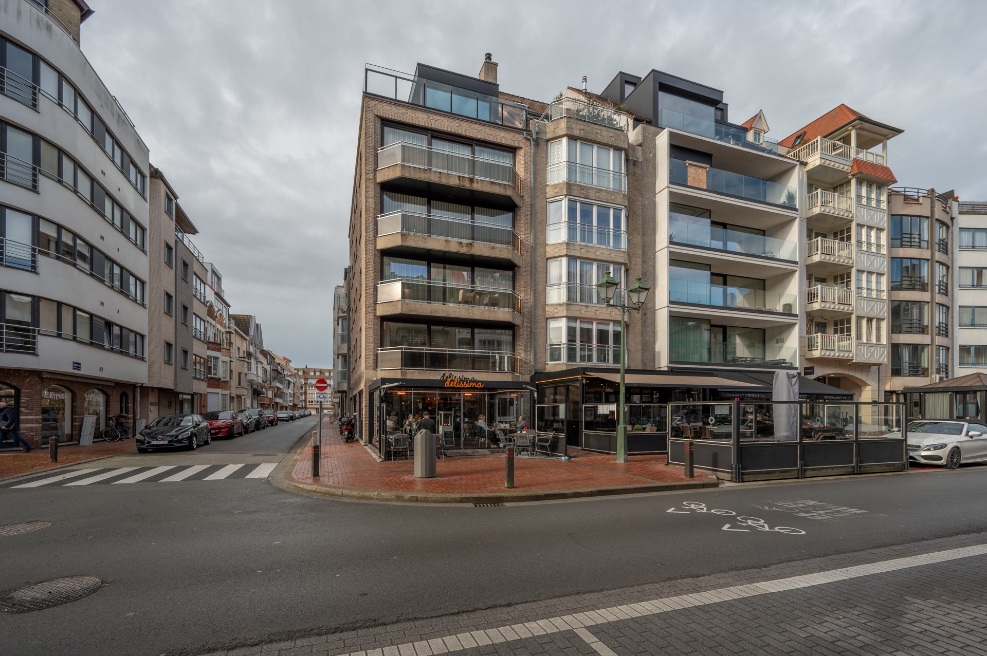 Volledig gerenoveerd HOEKappartement goed gelegen te Lippenslaan 