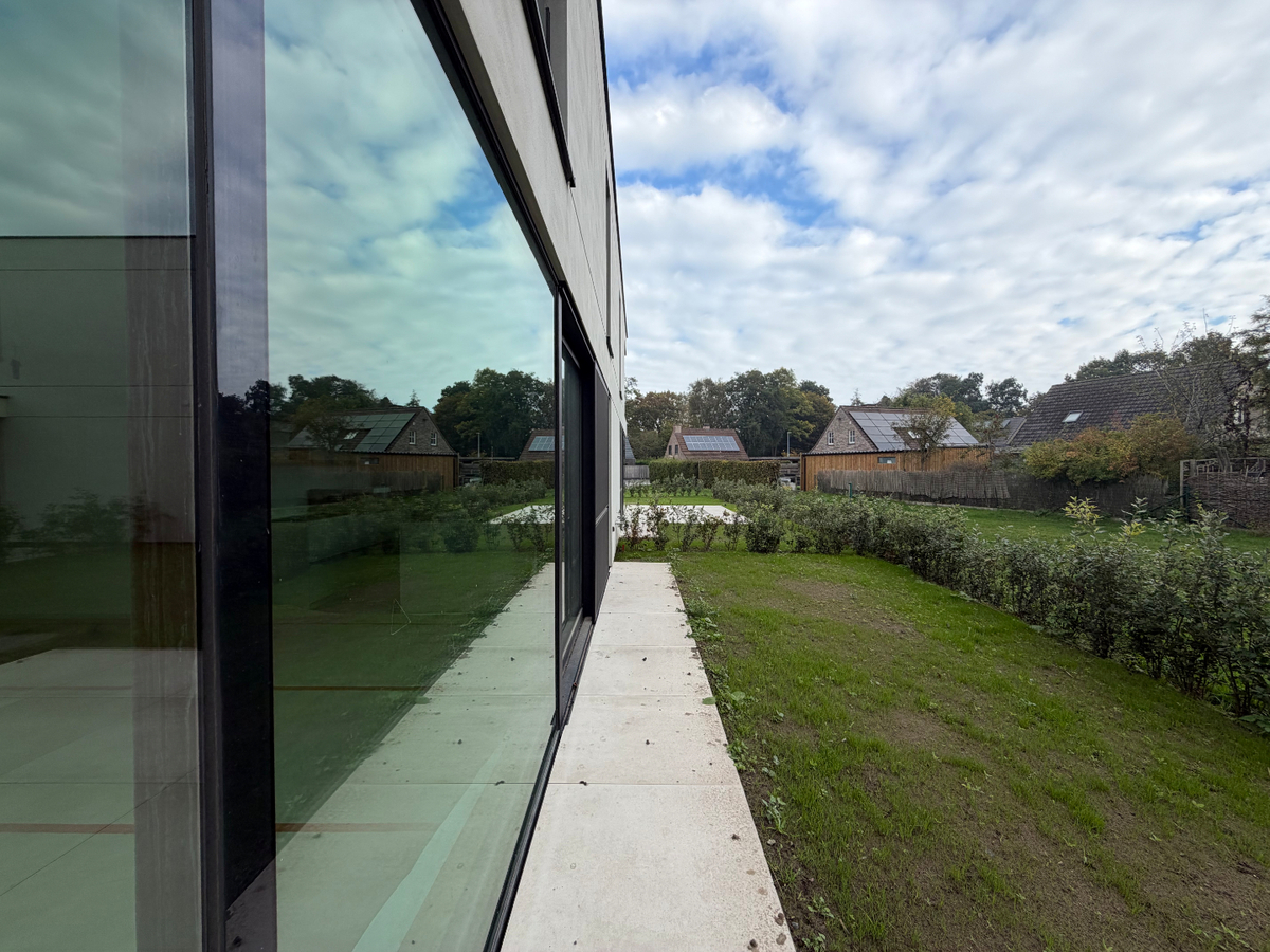 Ruime nieuwbouwwoning met terras en tuin. 