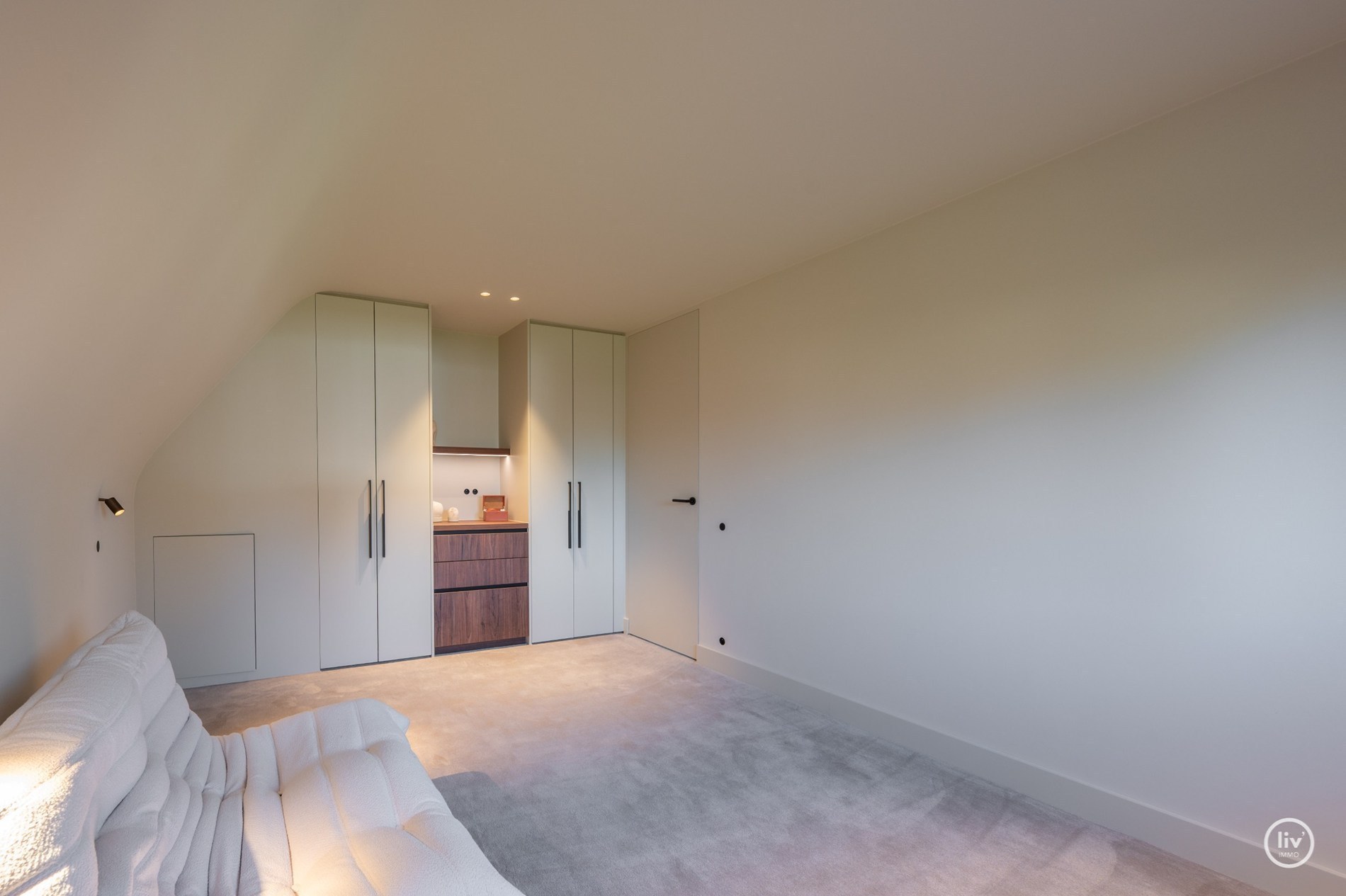 Magnifique villa rénovée, située sur un grand terrain de 1365 m2 dans un quartier résidentiel de villas, à proximité du centre de Knokke. 