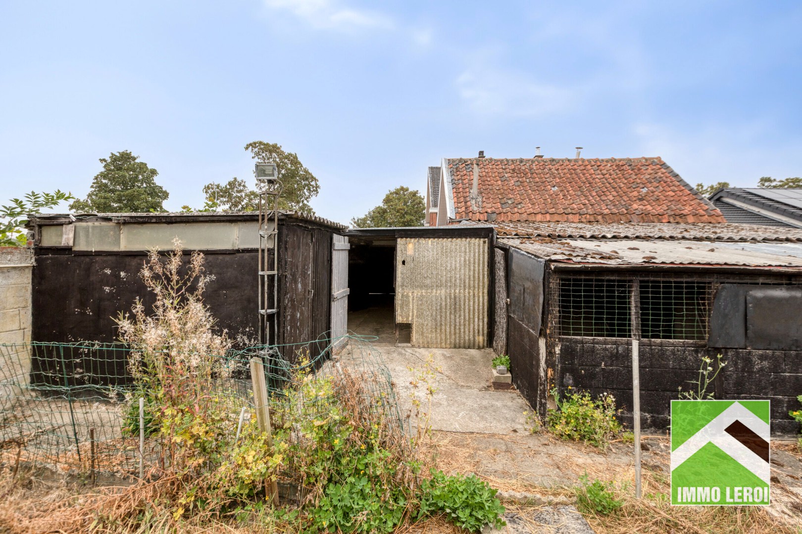 Stallen achteraan woning