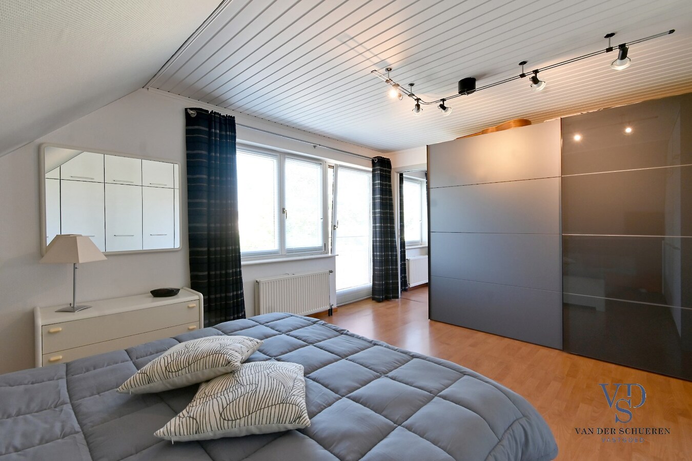 Tijdloze villa met zwembad in residentiële wijk 