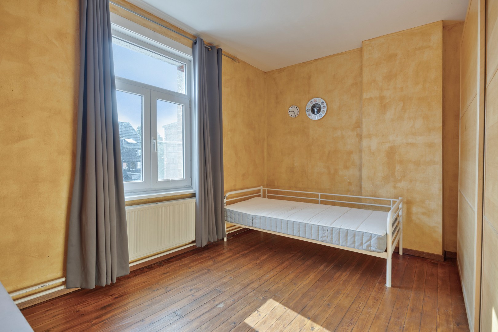 Te renoveren woning met 4 slpk. en garage in centrum van Mol 