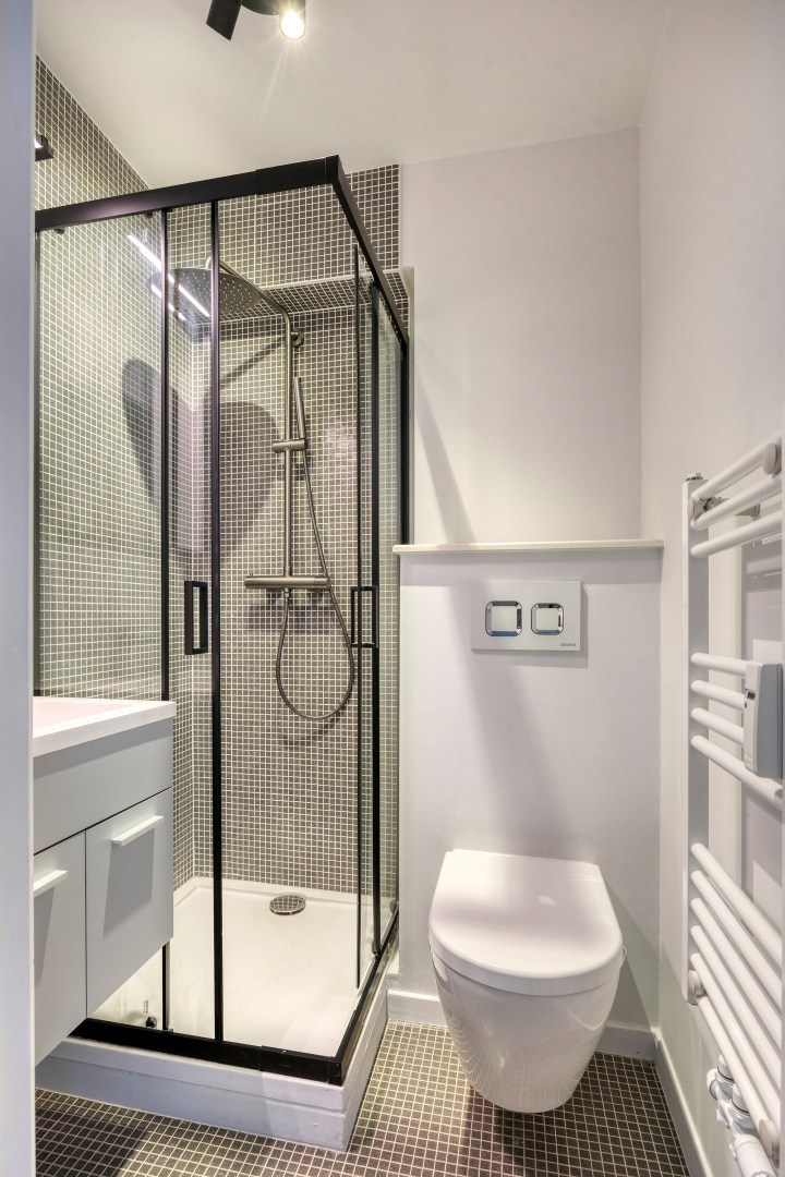 Volledig gerenoveerde en gemeubelde studentenkamers met privé-sanitair. 