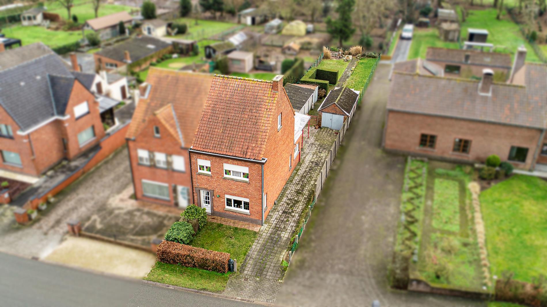 Op te frissen HoB met 3 slpks, rustig gelegen te Adegem 