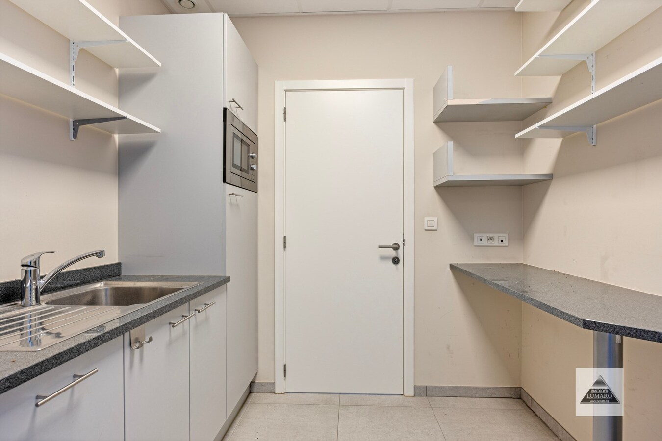 Uitstekend gelegen kantoor-/praktijkruimte van 130 m² + kelder en garage 