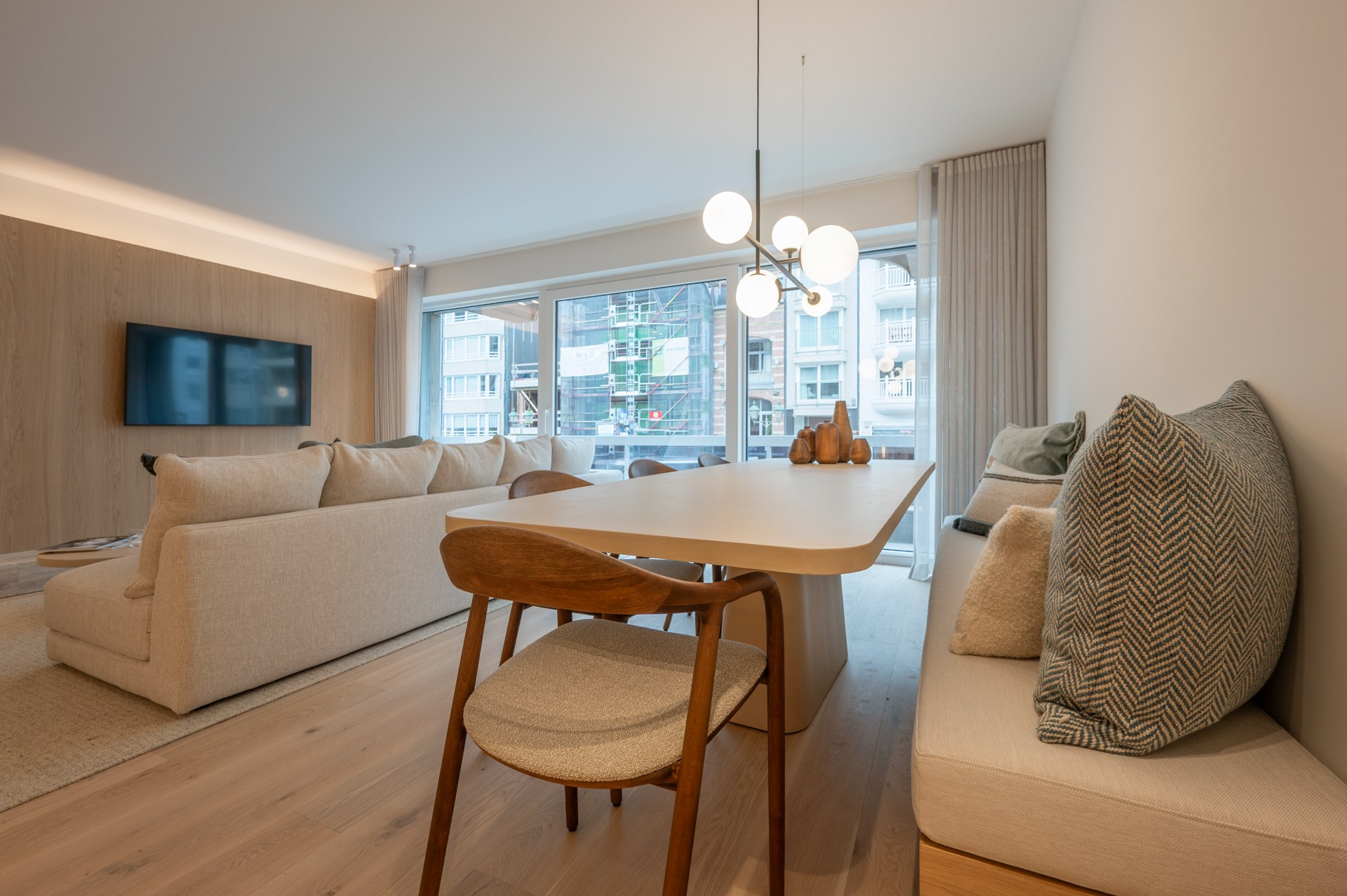 Prachtig gerenoveerd appartement met 3 slaapkamers centraal gelegen op de Lippenslaan te Knokke. 