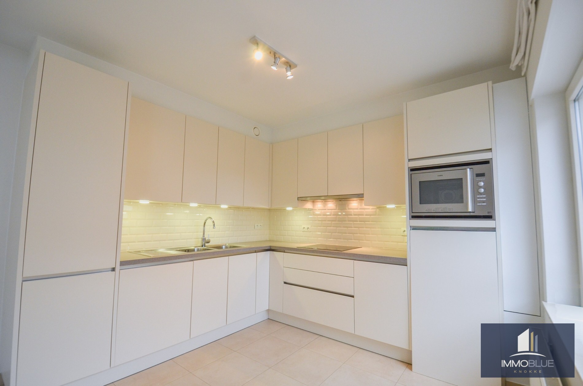 Ruime woning met ruime terrassen en een inpandige garage gelegen nabij de keuvelhoekstraat. 