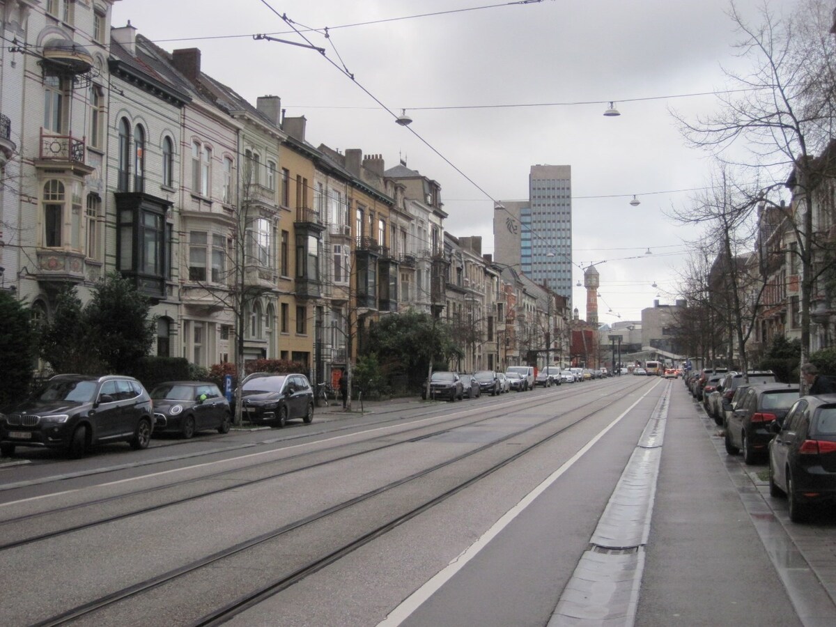 Ruim appartement (4°V) nabij St-Pieters-station 