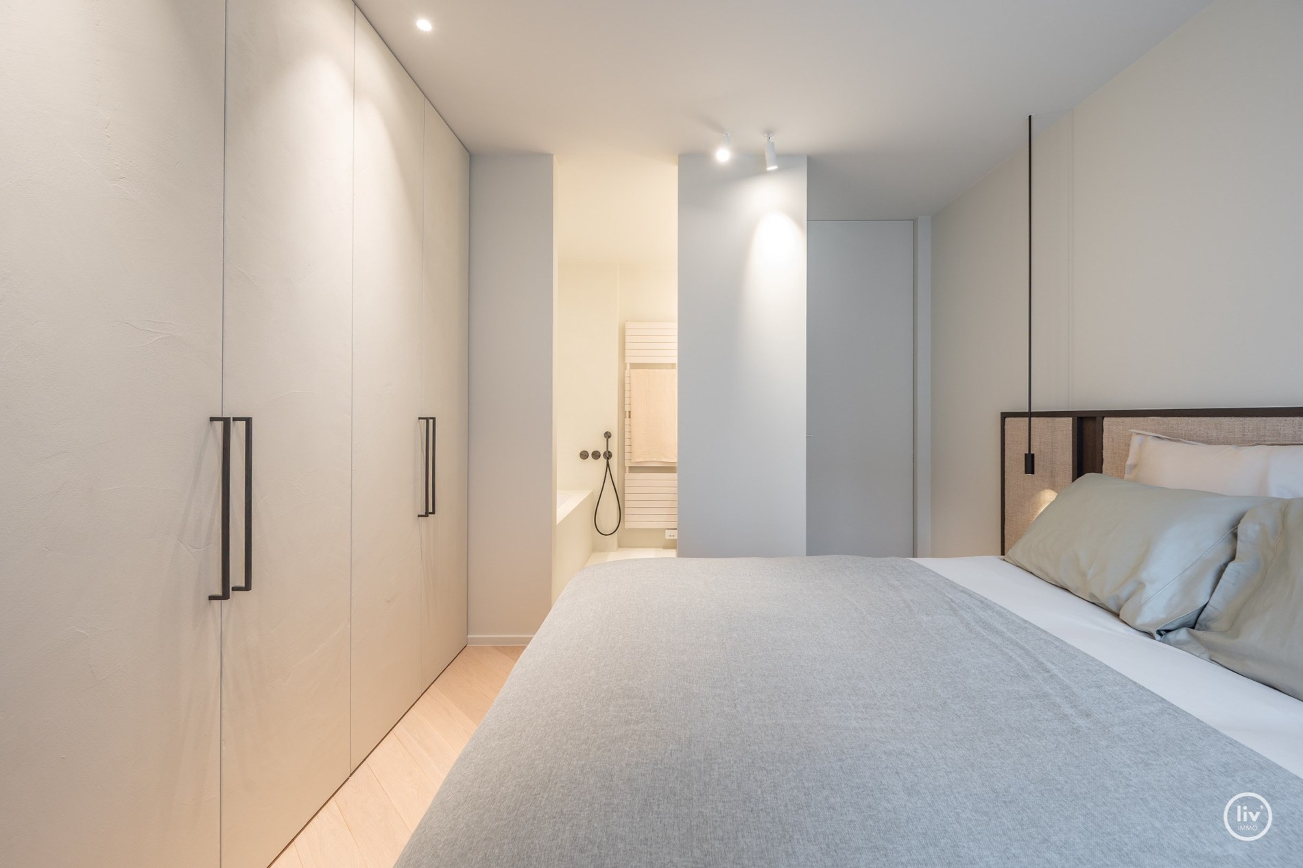 Magnifiek gerenoveerd appartement van 150 m² met open zicht op de Heilighartl kerk – Dumortierlaan, Knokke 